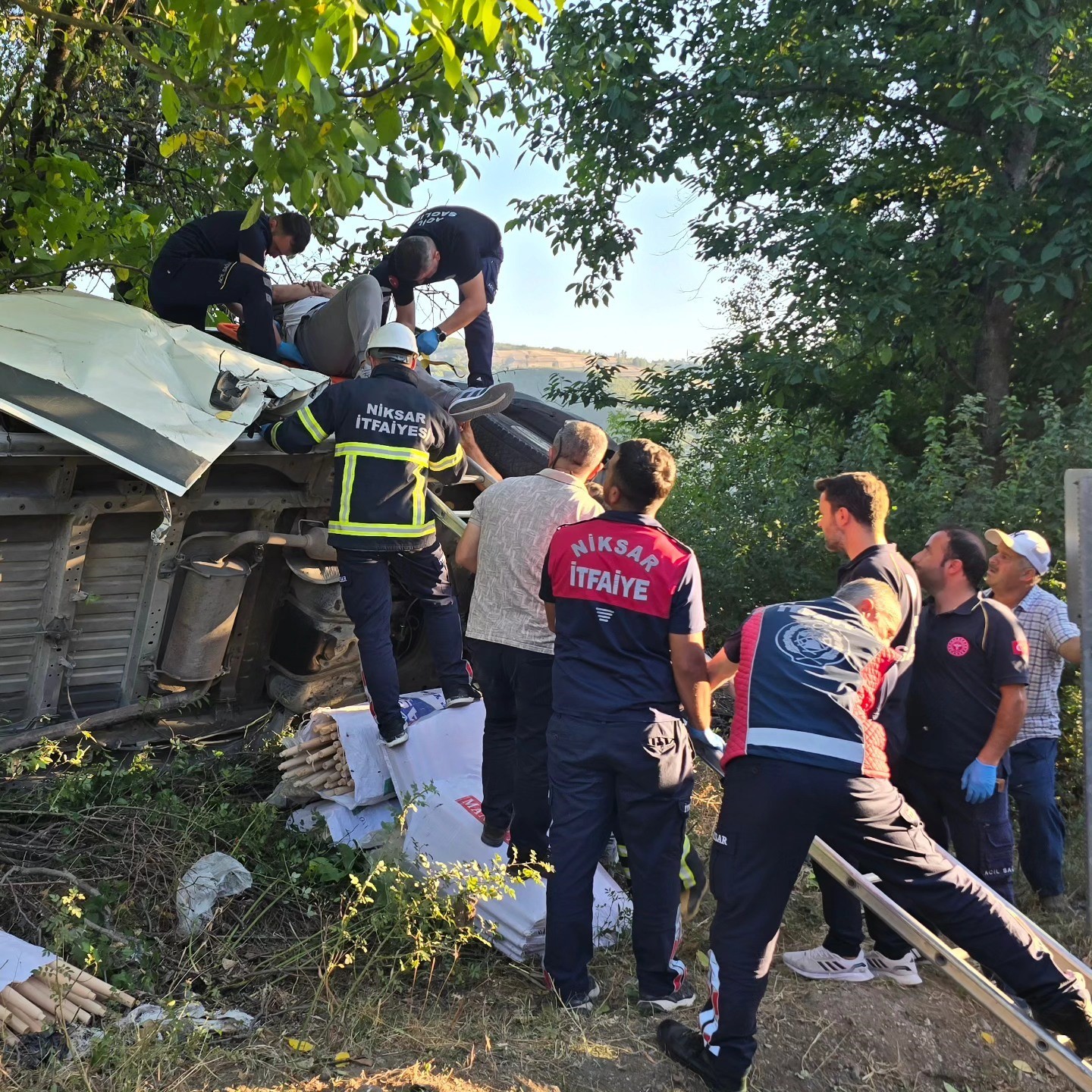 Virajı alamayan minibüs devrildi: 2 yaralı