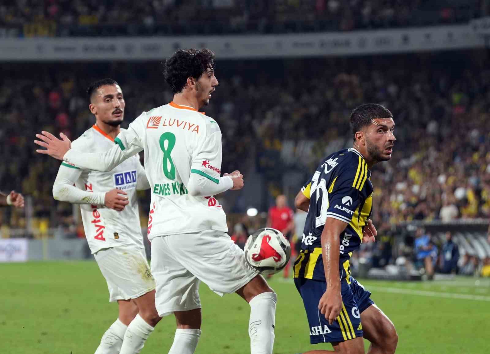 Trendyol S&uuml;per Lig: Fenerbah&ccedil;e: 0 - Corendon Alanyaspor: 1 (İlk yarı)
