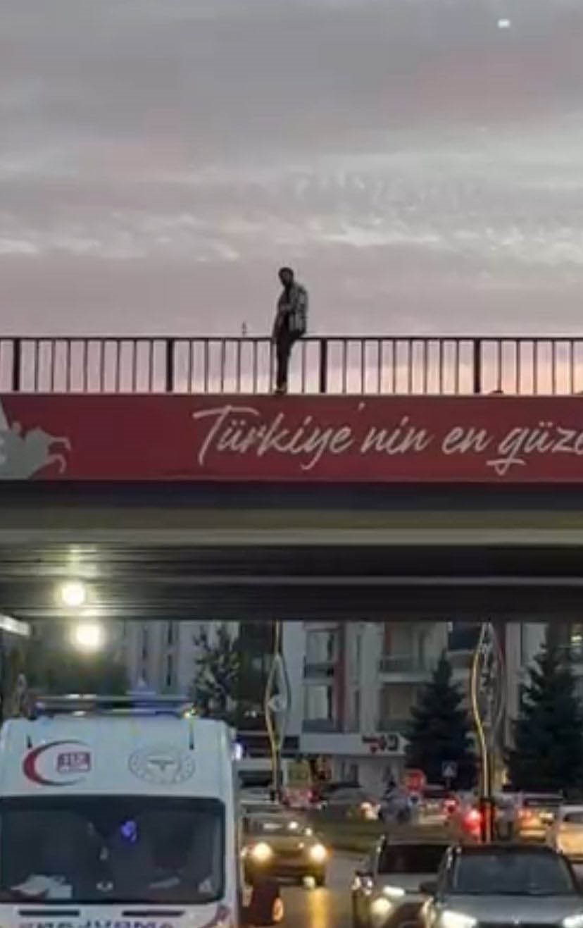 Köprüye çıkan şahsı polis ikna etti