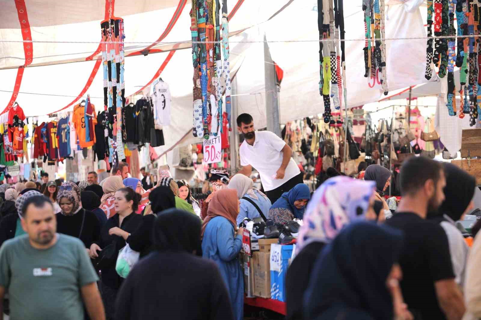 Çarşamba Kumaş Pazarı yeni yerinde kuruldu, vatandaşlar akın etti