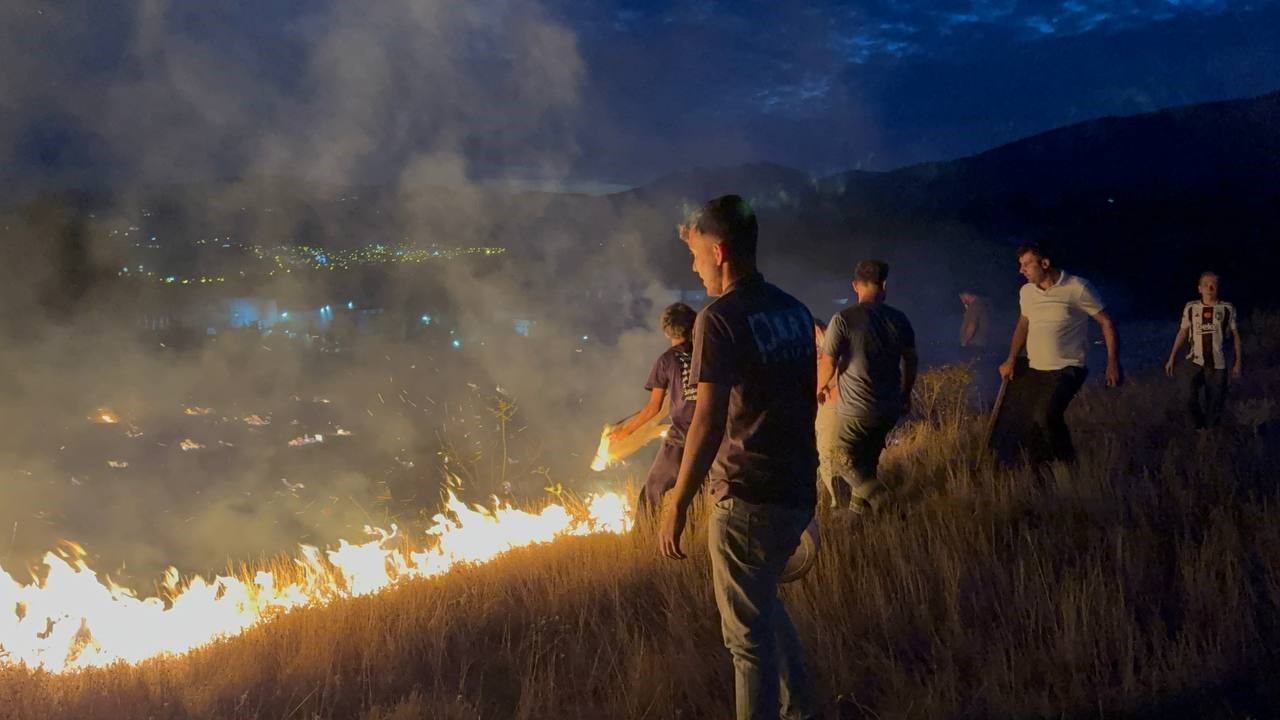 Yerleşim yeri yakınında çıkan anız yangını paniğe neden oldu