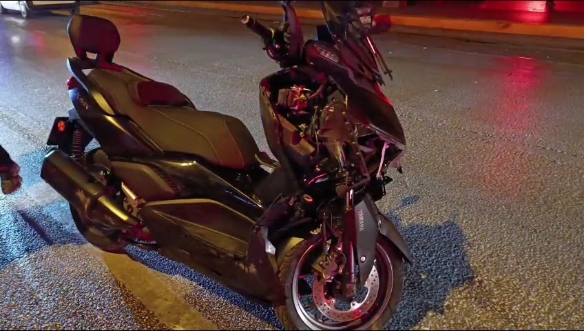 Bursa&rsquo;da drift yapan ara&ccedil; ile motosiklet &ccedil;arpıştı, kaza kameralara saniye saniye yansıdı
