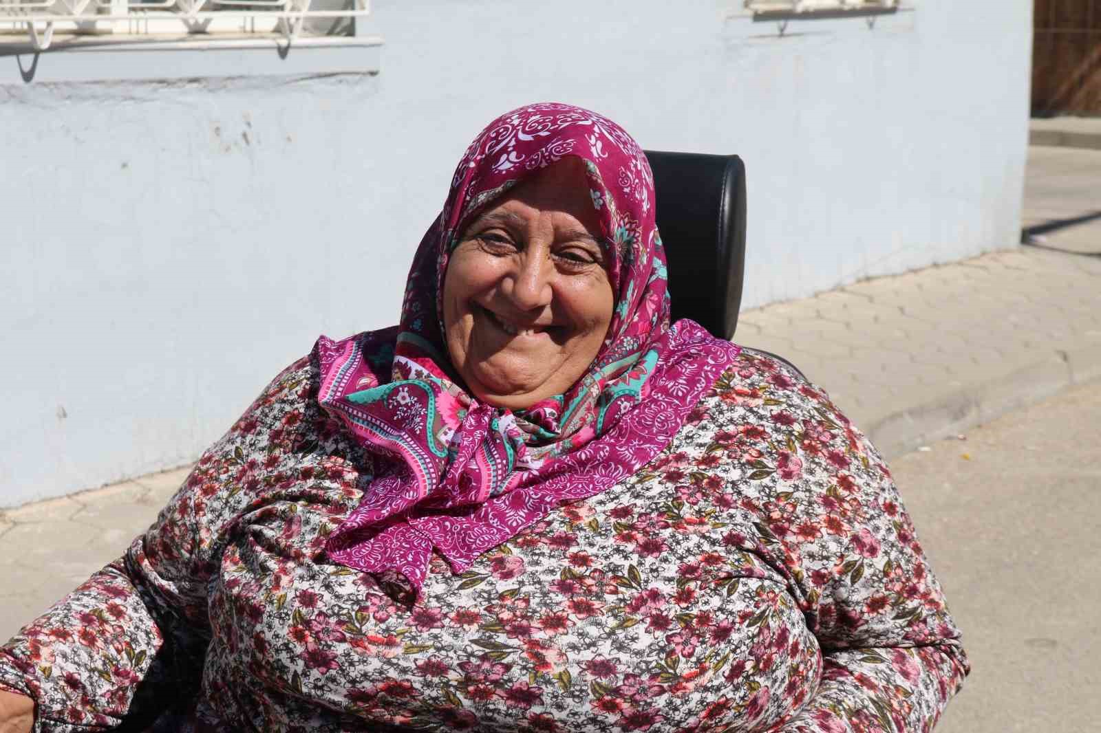 Kırılan tekerlekli sandalyesinin yenisini polis alıp hediye etti