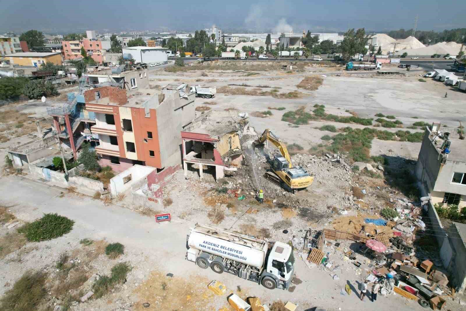 Mersin’de 2 katlı metruk bina kontrollü şekilde yıkıldı
