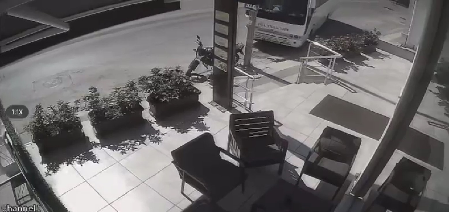 Freni boşalan servis midibüsü direğe çarparak durabildi