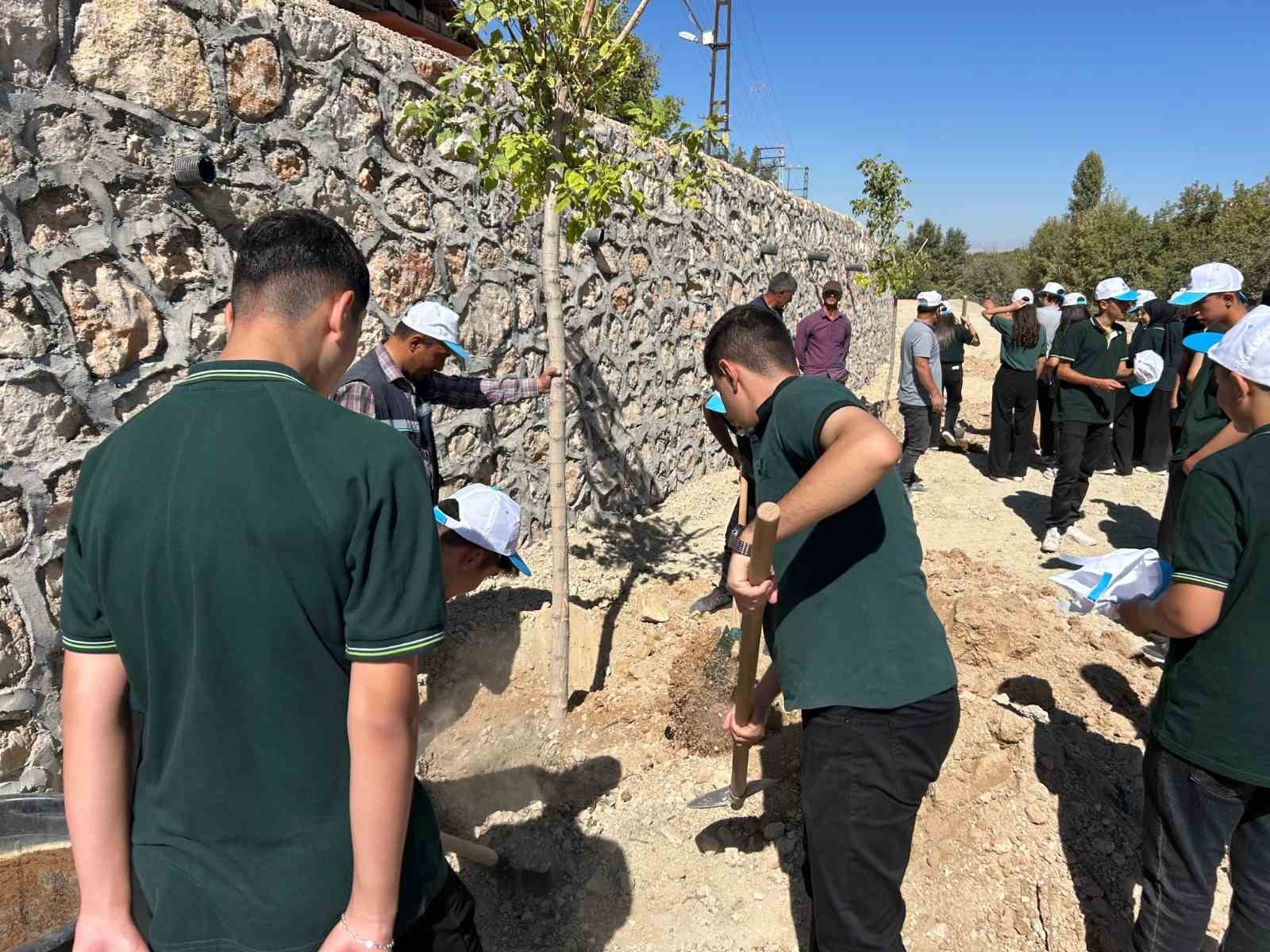 Malatya’nın Fethi’nin 924. yılında bin 101 fidan toprakla buluştu
