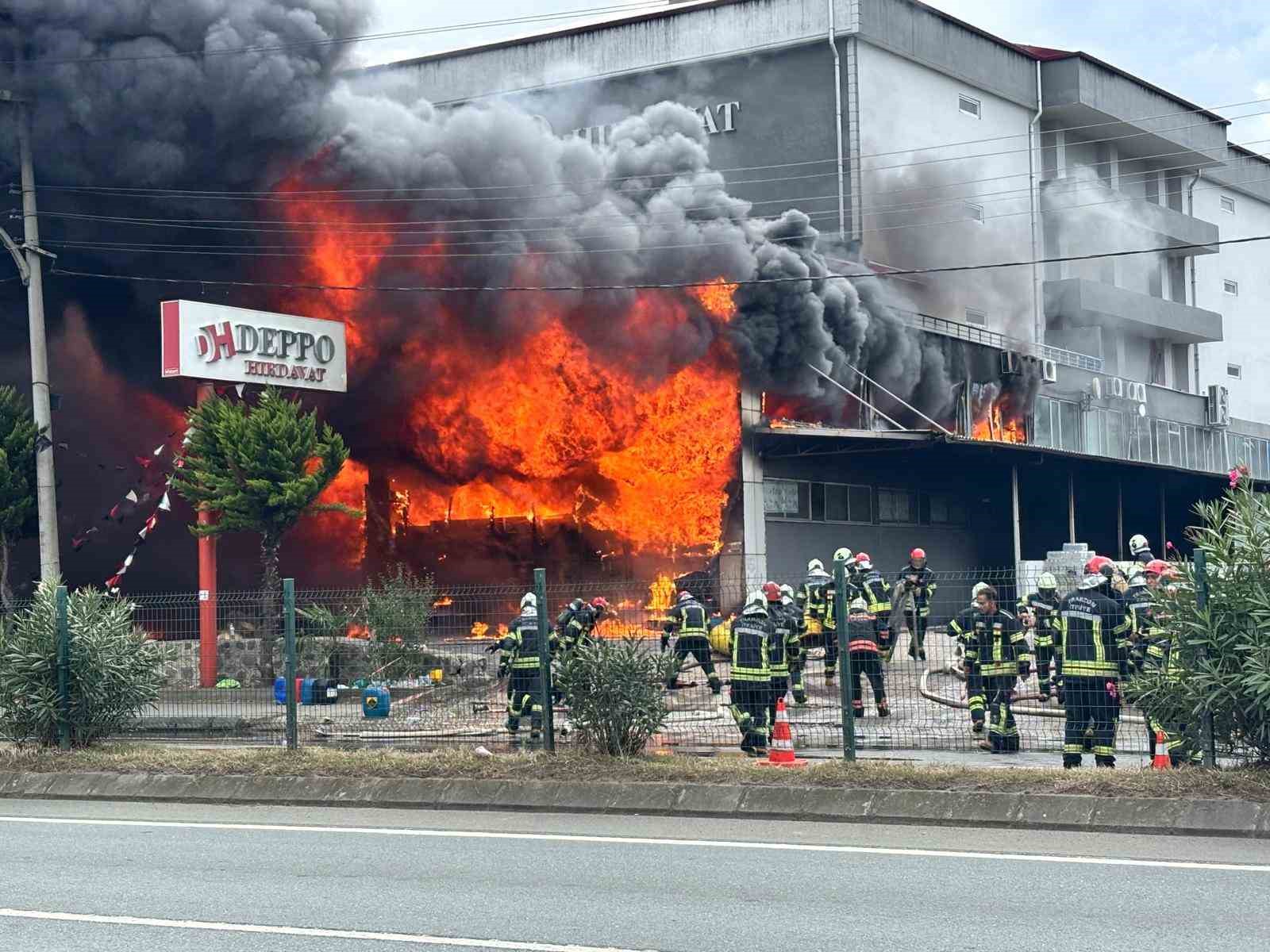Trabzon’da AVM’deki yangın yeniden alevlendi