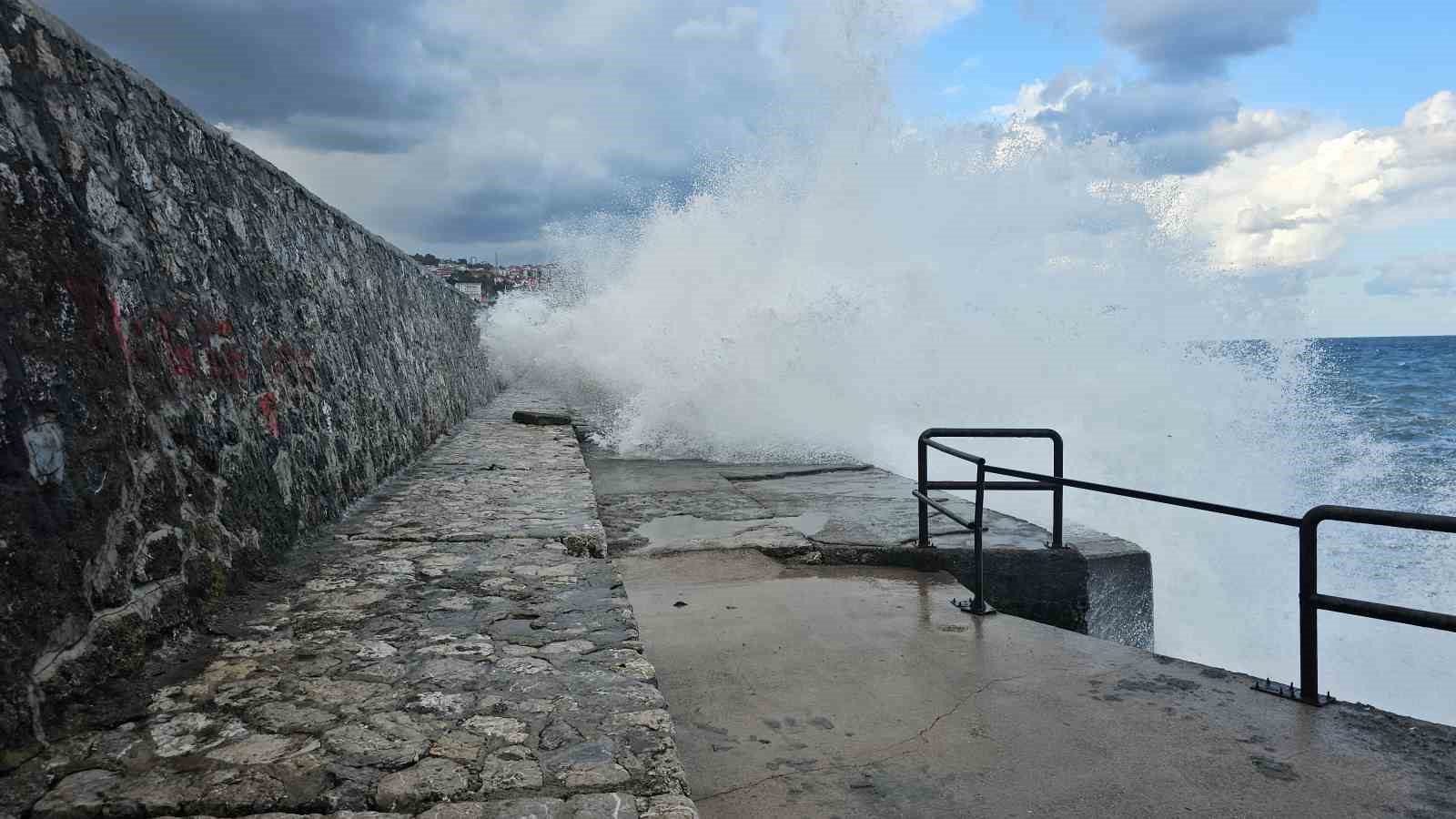 Zonguldak’ta dalgalar 7 metrelik liman duvarını aştı
