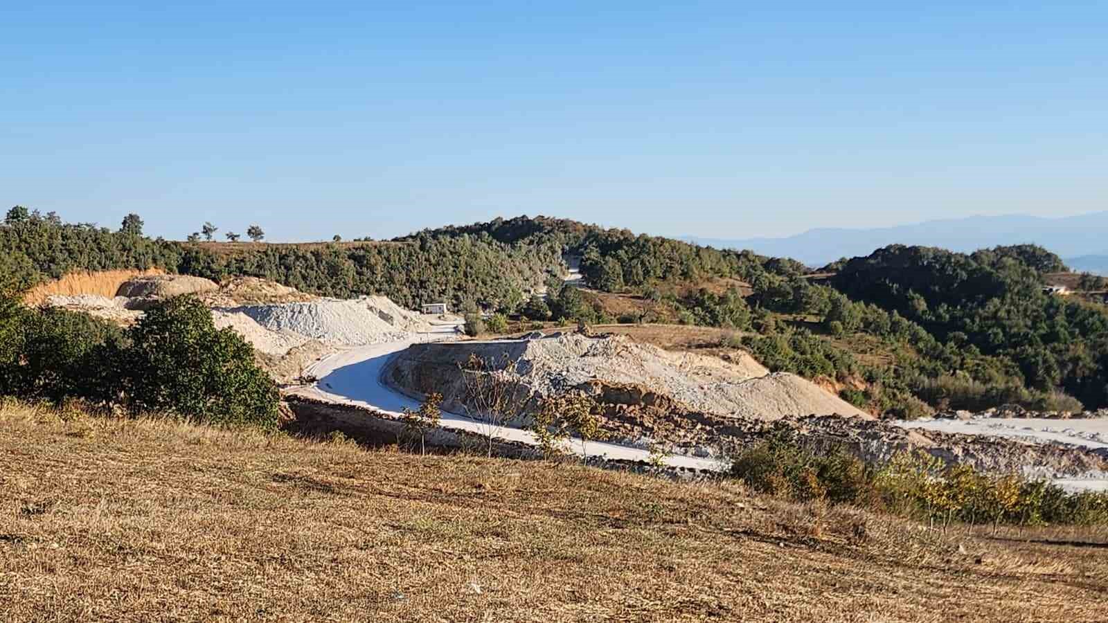 Maden ocağı yakınında oluşan yarıklar evi ikiye b&ouml;ld&uuml;

