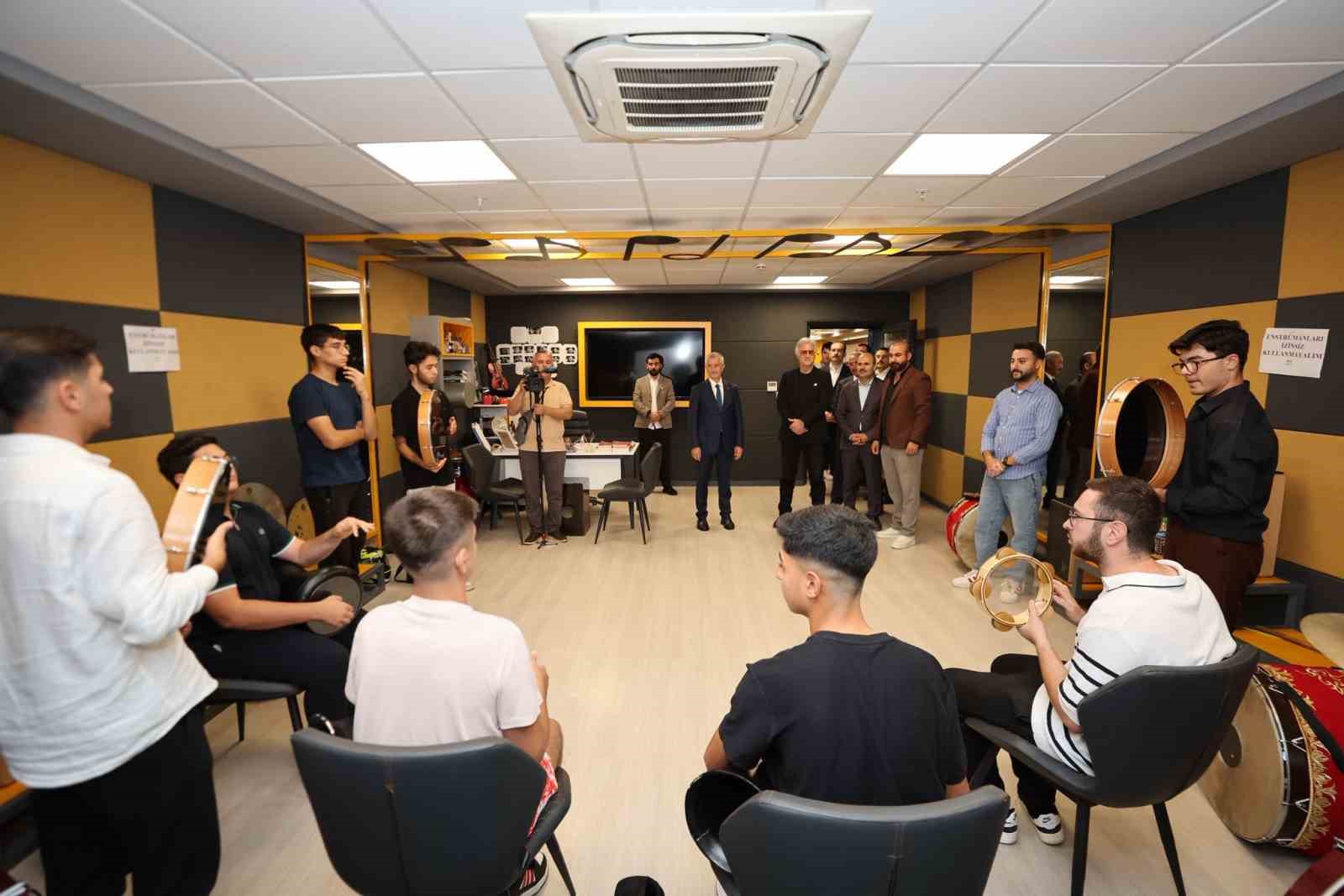 Şahinbey konservatuarı Tamer Karadağlı’yı ağırladı