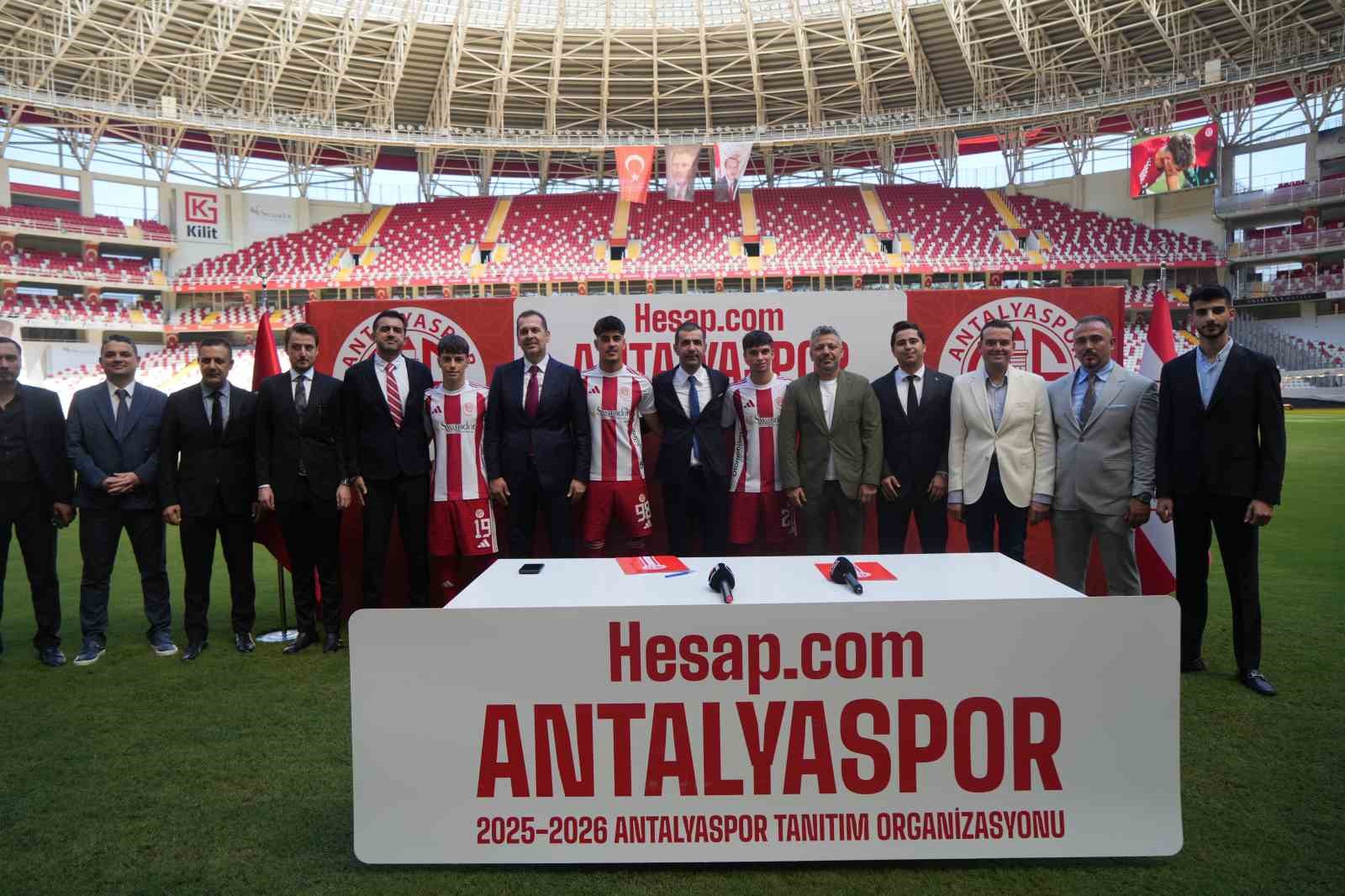 Antalyaspor, yeni transferlerini ve A takıma yükselen genç oyuncularını taraftara tanıttı