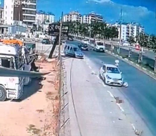 Kucağına aldığı oğluyla yolun karşısına geçerken otomobil çarptı: 1’i ağır 2 yaralı