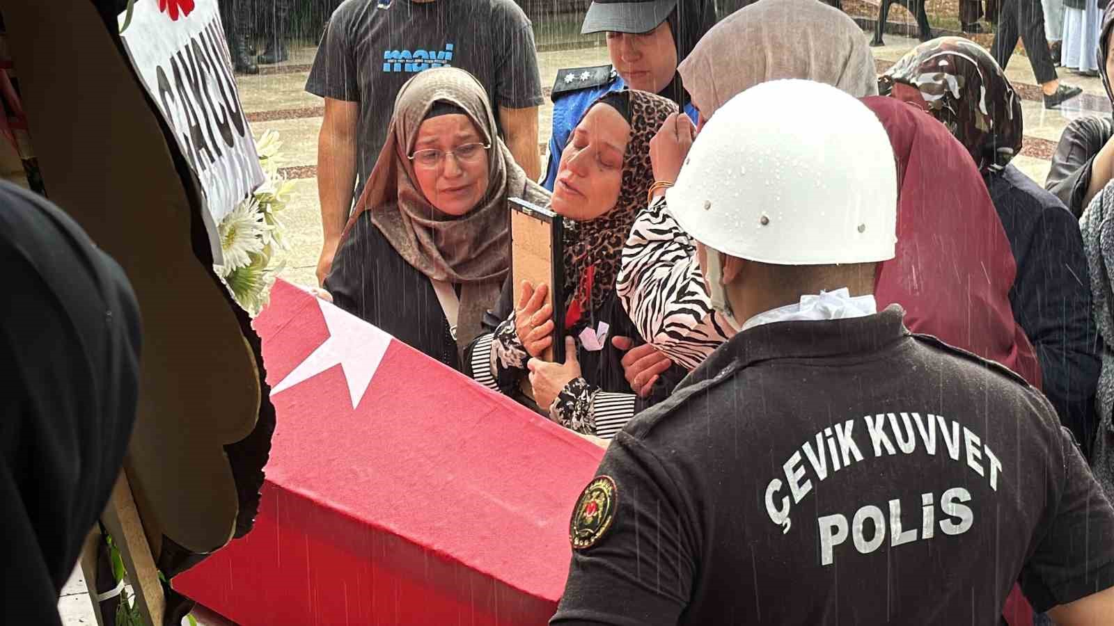 Kazada hayatını kaybeden polis memuru gözyaşları arasında toprağa verildi