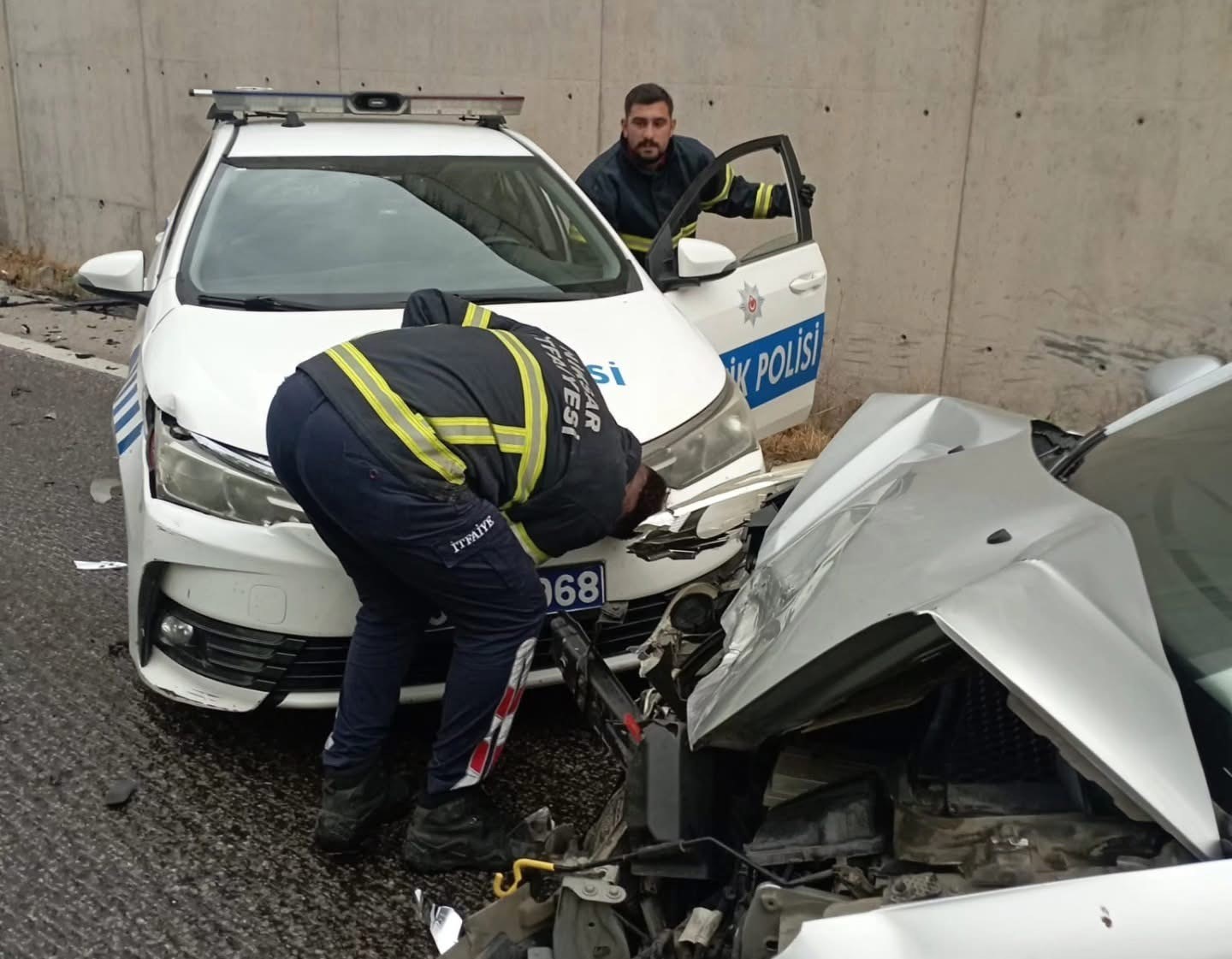 Kazaya m&uuml;dahale eden polis aracına otomobil &ccedil;arptı: 2&rsquo;si polis 8 yaralı
