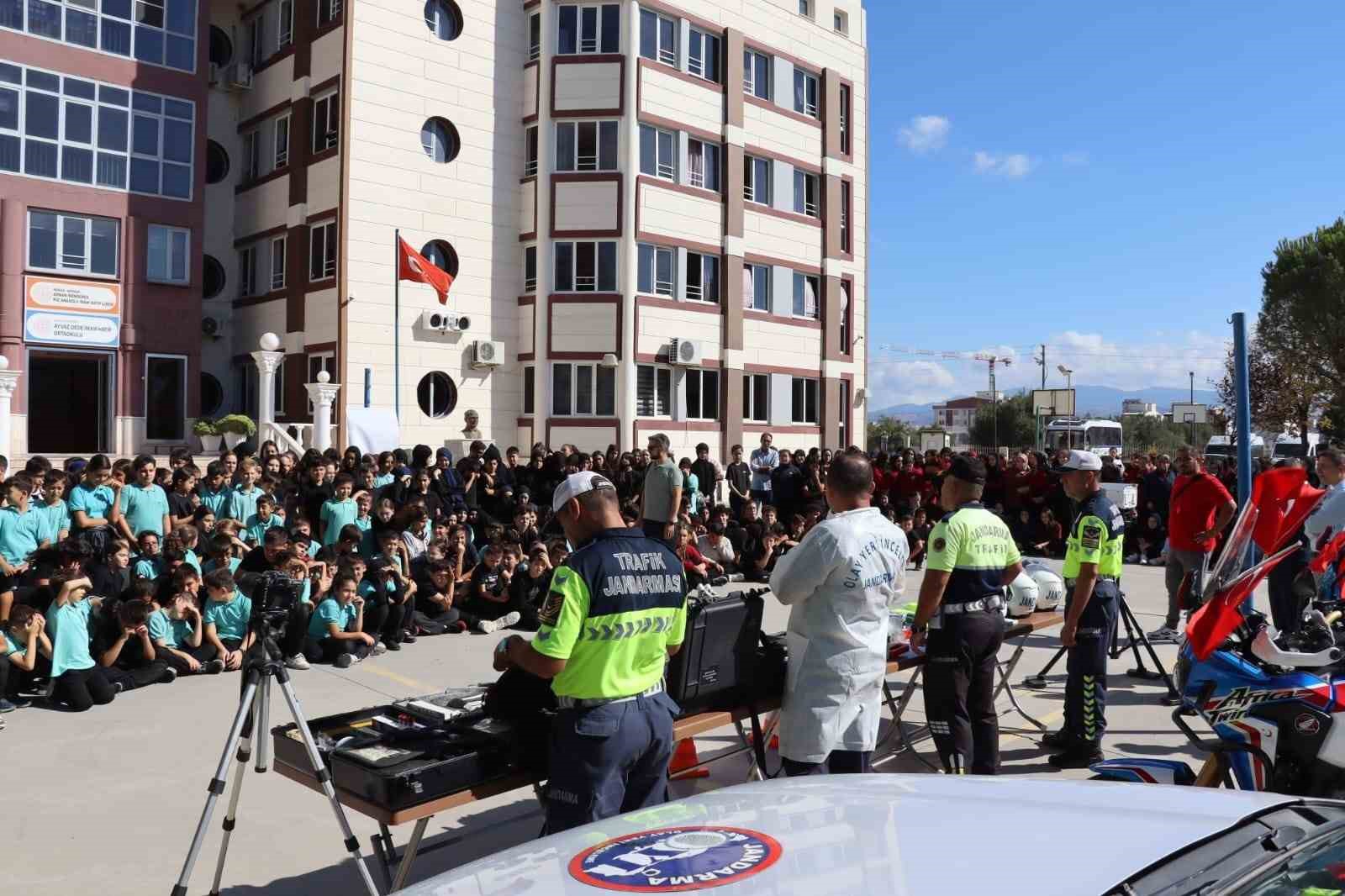 Akhisar&rsquo;da &ouml;ğrencilere trafik eğitimi verildi
