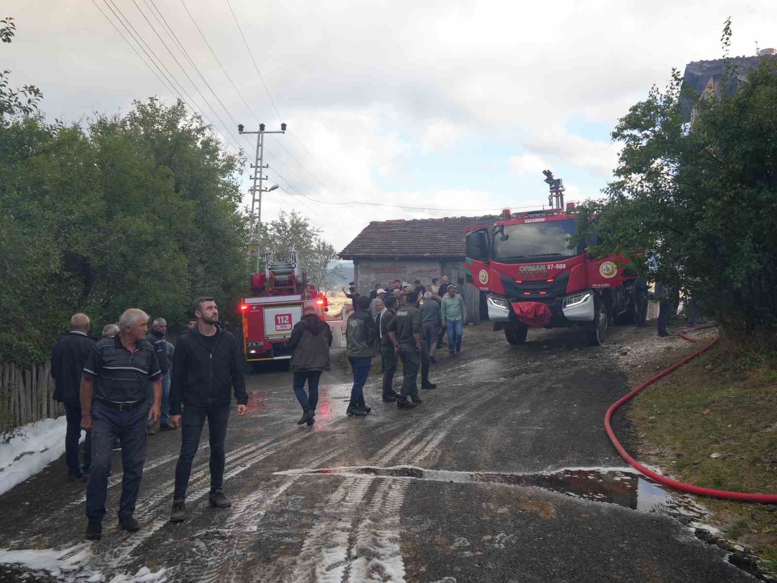 İki katlı konak alevlere teslim oldu