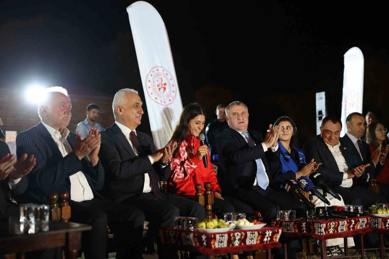 Gen&ccedil;lik ve Spor Bakanı Bak, Muş&rsquo;ta gen&ccedil;lerle buluştu
