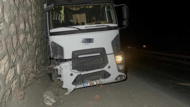 Ters şeride giren otomobil tankerle &ccedil;arpışıp şarampole yuvarlandı: 1 &ouml;l&uuml;, 1&rsquo;i ağır 2 yaralı
