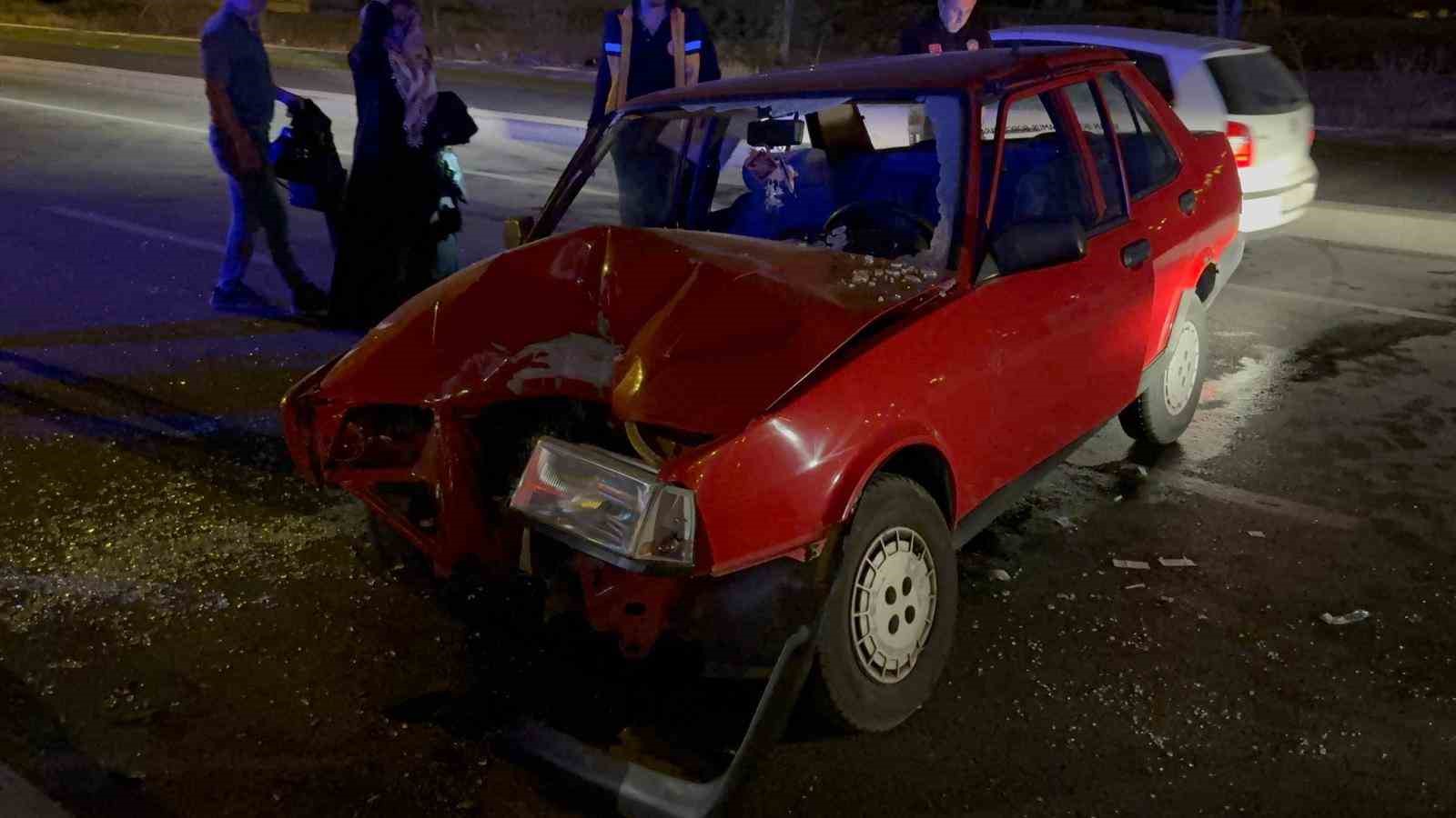 Aydınlatma direğine çarpan sürücü otomobilde sıkıştı: 3 yaralı