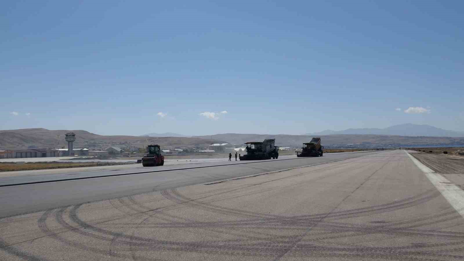 Van Ferit Melen Havalimanı’nda 3 vardiyalı hummalı çalışma
