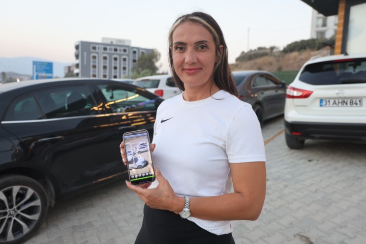 Park halinde hareket eden aracı tek eliyle durduran kadın faciayı önledi