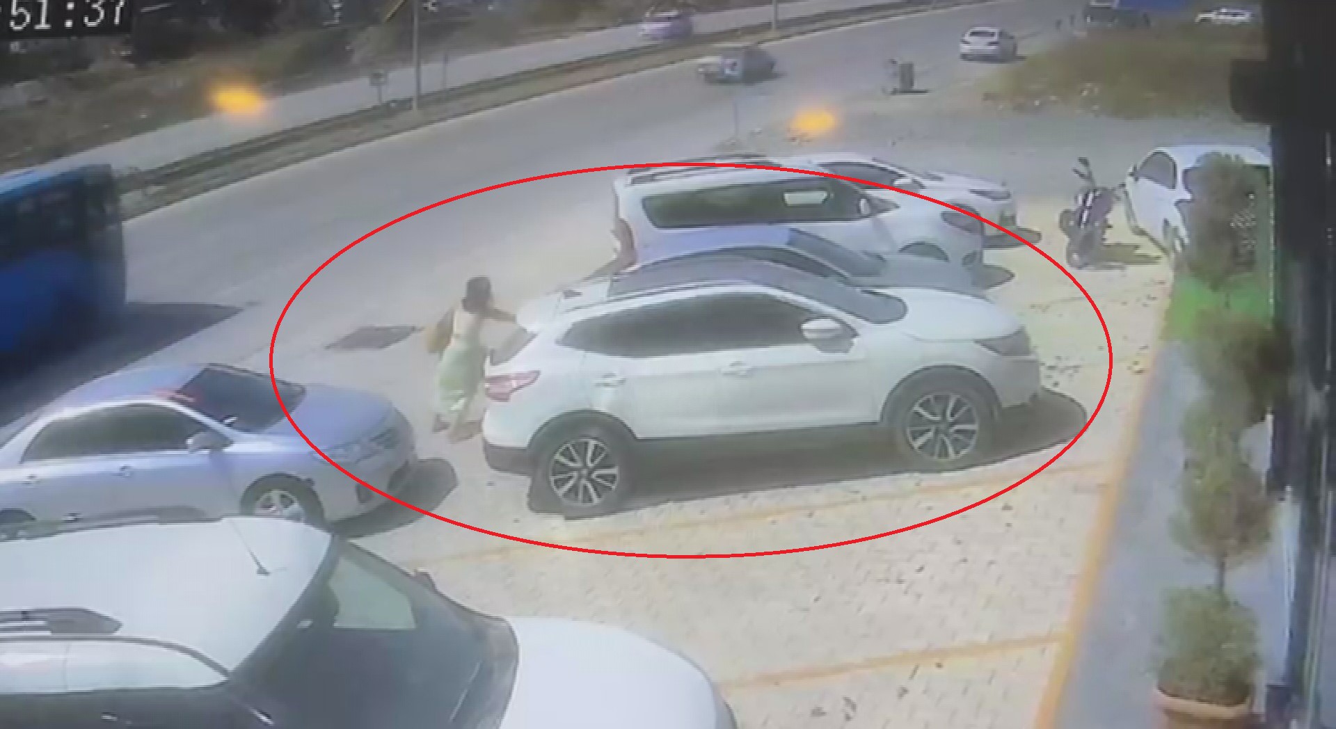 Park halinde hareket eden aracı tek eliyle durduran kadın faciayı önledi