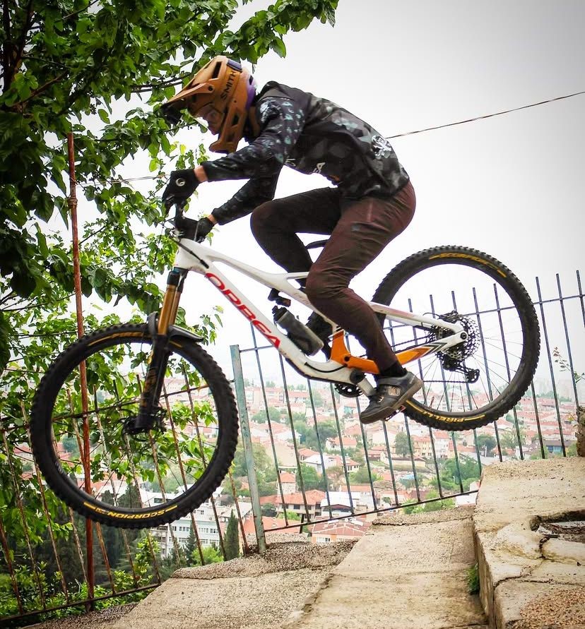 Zorlu parkurları bisikletiyle böyle aşıyor...Balkan Şampiyonası’nda Türkiye’yi temsil edecek