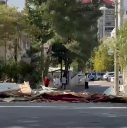 Şiddetli rüzgar okulun çatısını uçurdu