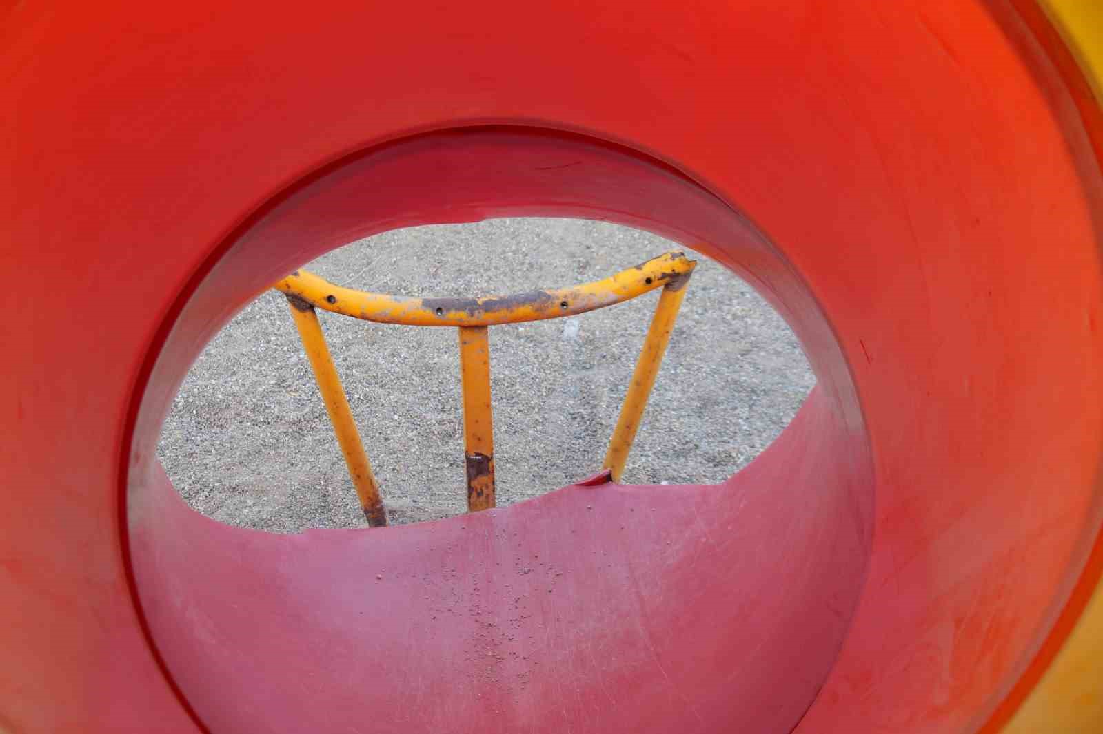 Bu demir korkuluğun kaydırağın bitiminde ne işi var?
