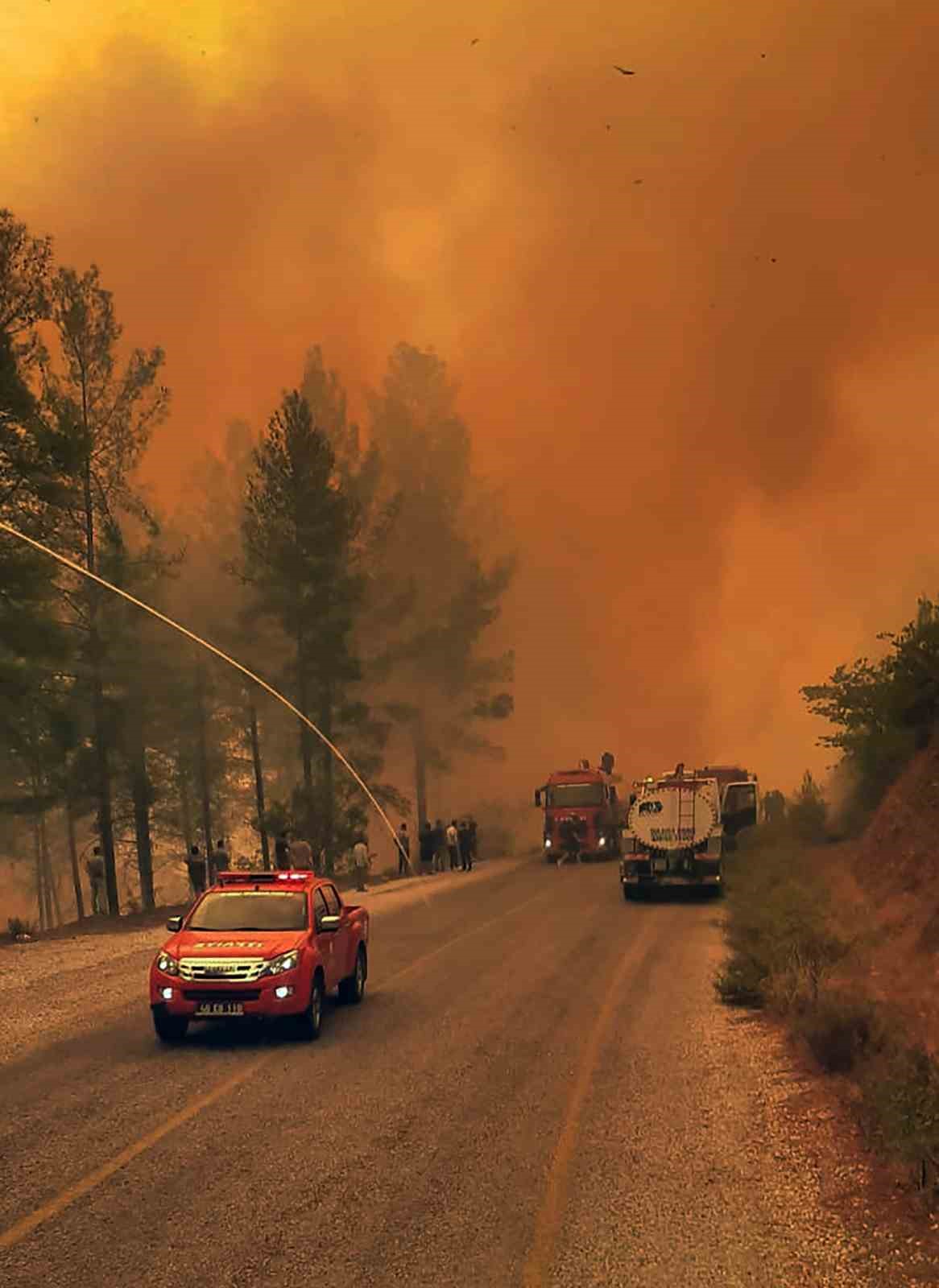 Köyceğiz yangınında alevler binalara sıçradı