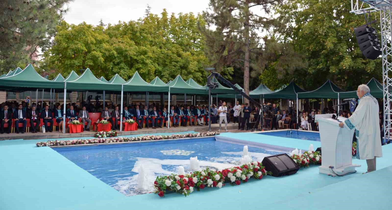 Necmettin Erbakan &Uuml;niversitesinde "B&ouml;l&uuml;m birincileri mezuniyet ve geleceğe mesaj t&ouml;reni" coşkusu
