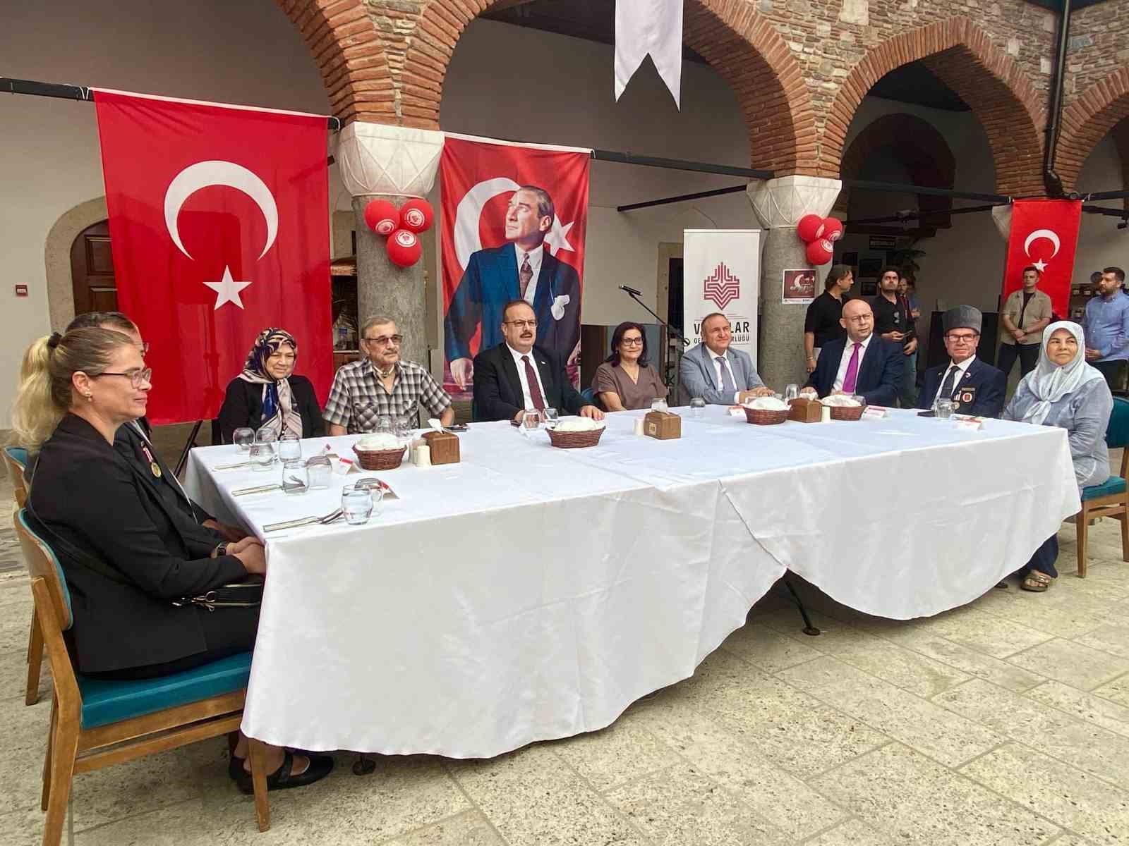 Aydın protokol&uuml; gazilerle yemekte buluştu
