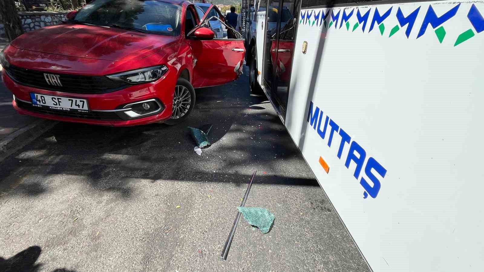 Açtığı kapıya belediye otobüsü çarptı