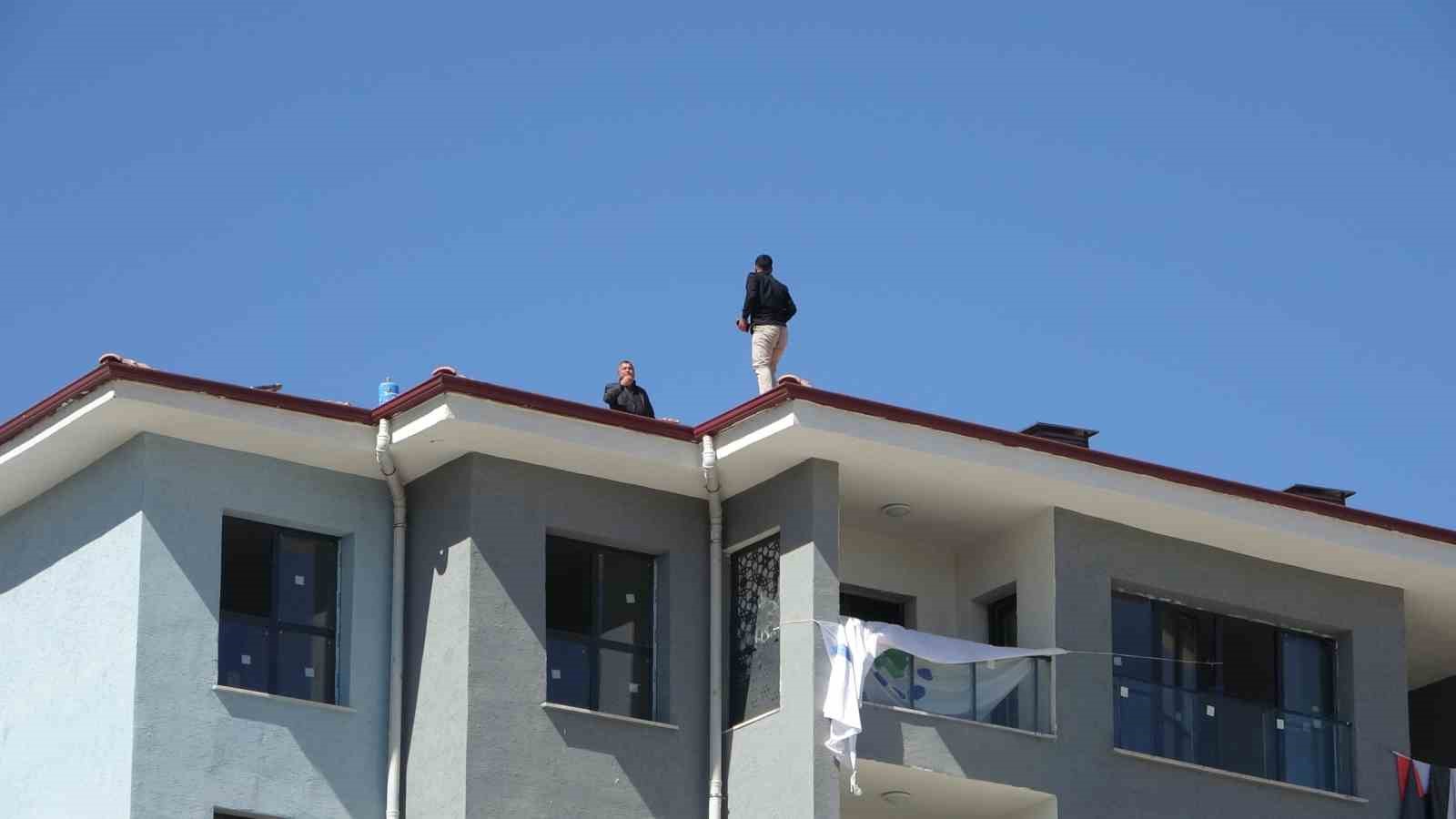 Alacağını alamadı çatıya çıktı, polis yiyecek verip indirdi