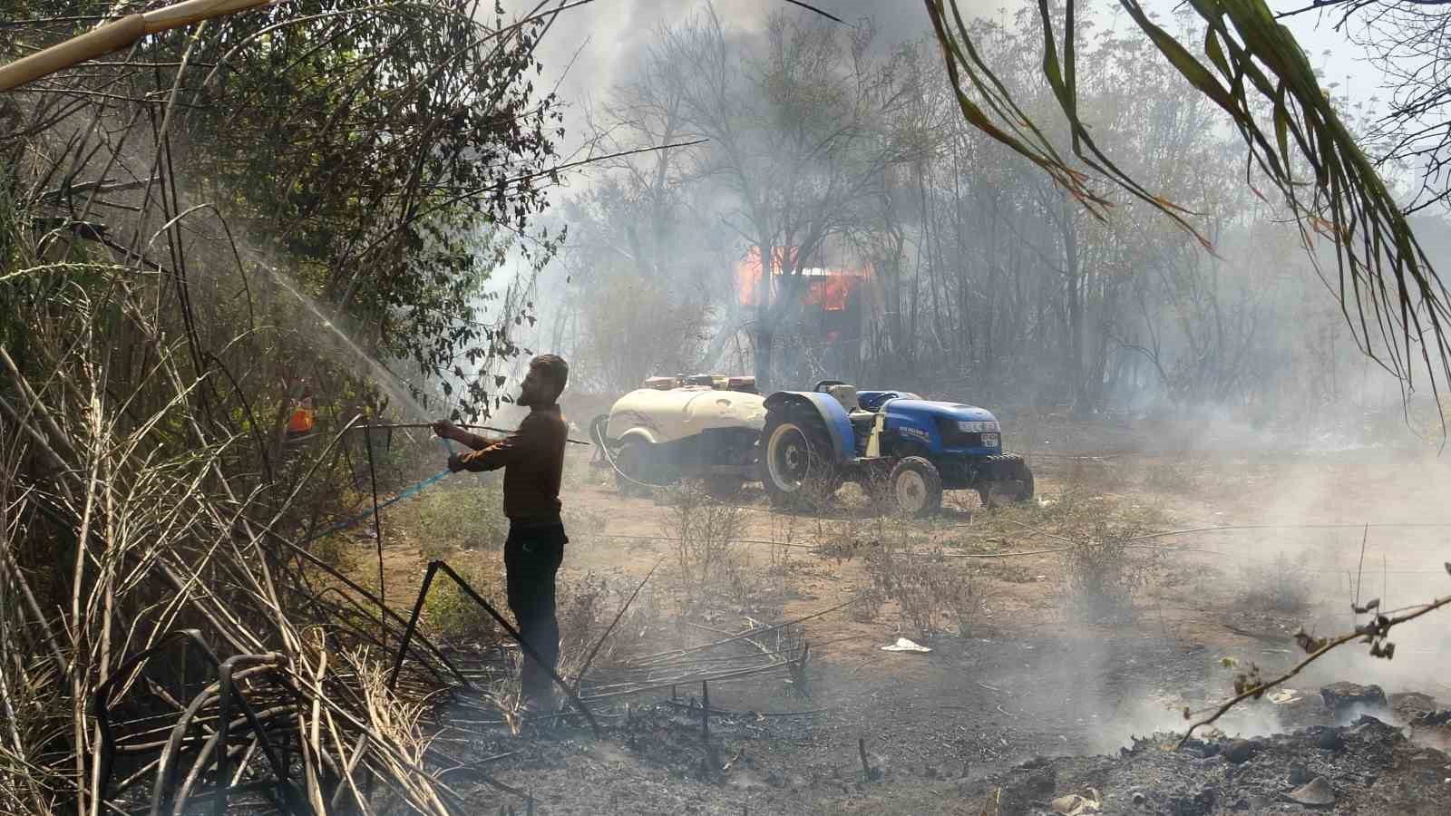 Antalya&rsquo;da alevler mahalleyi sardı, vatandaşlar seferber oldu
