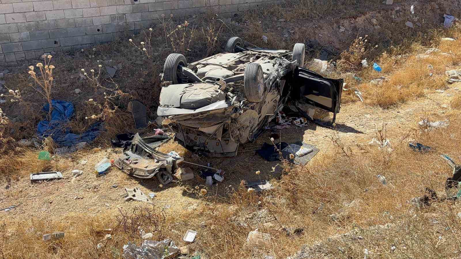 Gaziantep&rsquo;te hafif ticari aracın &ccedil;arptığı otomobil ters d&ouml;nd&uuml;: Aynı aileden 4&rsquo;&uuml; &ccedil;ocuk 6 yaralı
