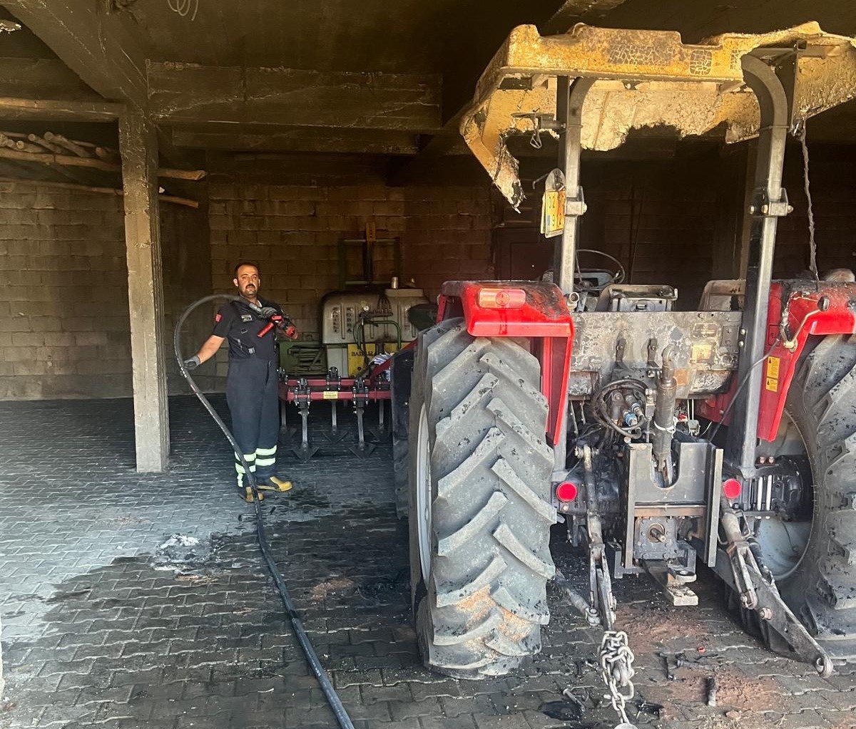 Depodaki trakt&ouml;r alev aldı
