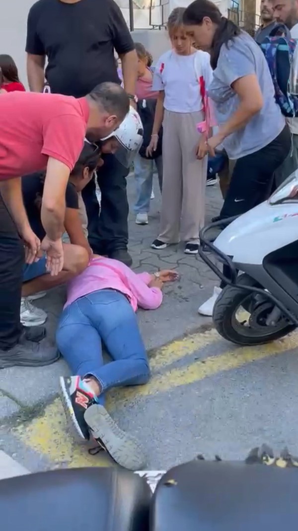 Kadık&ouml;y&rsquo;de bir şahıs &ccedil;ocuğunun g&ouml;z&uuml; &ouml;n&uuml;nde velilere bı&ccedil;akla saldırmaya &ccedil;alıştı
