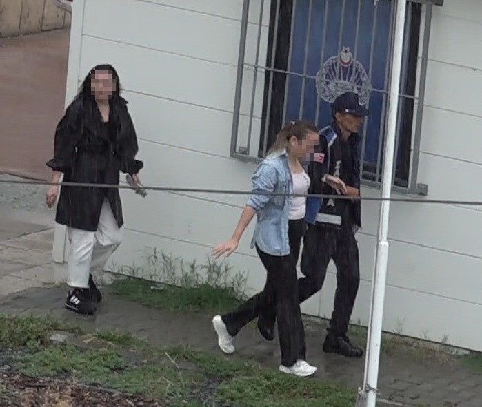 Meydanda &lsquo;laf atma&rsquo; kavgası: 1 yaralı, 1 g&ouml;zaltı
