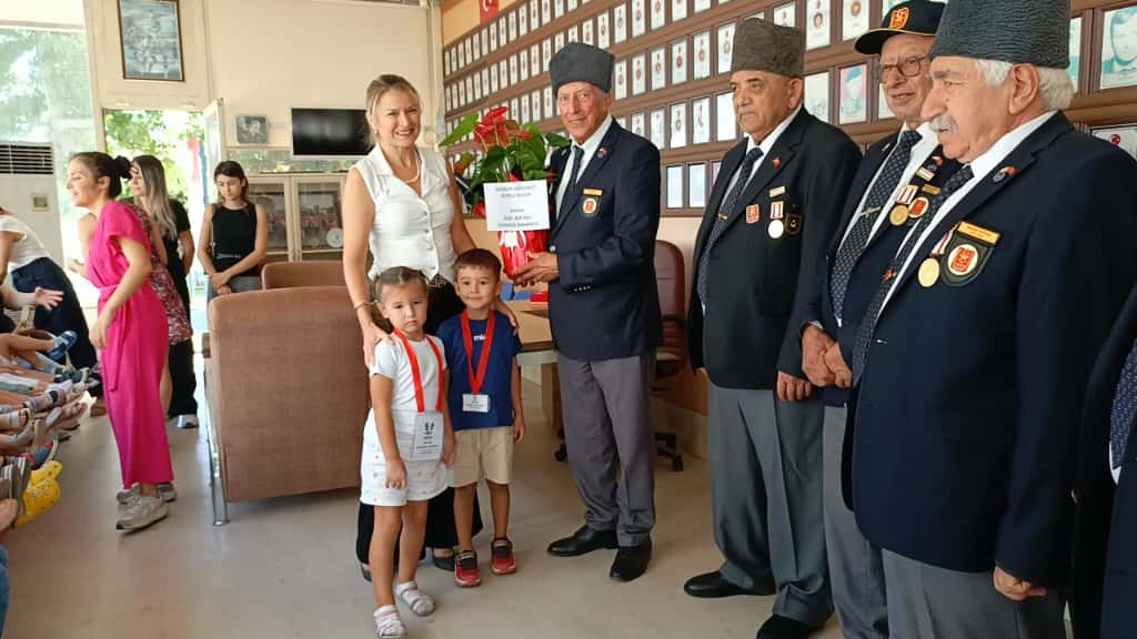 Minik yürekler, gazi dedelerini unutmadı