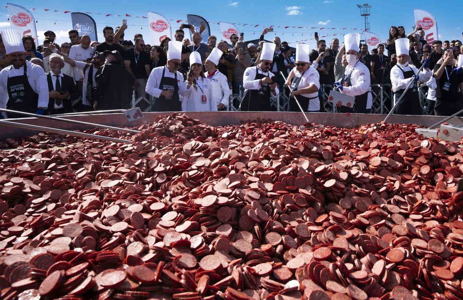 Bin 930 kiloluk dev sucuklu yumurta yaparak d&uuml;nya rekoru kırdılar
