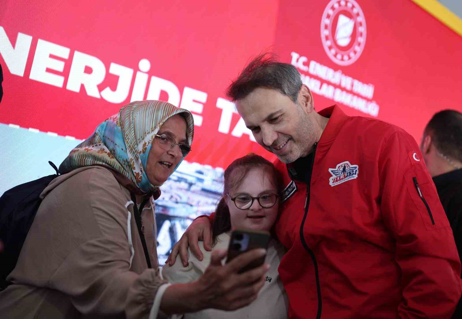 Enerji ve Tabii Kaynaklar Bakanı Bayraktar TEKNOFEST&rsquo;TE gen&ccedil;lerle buluştu
