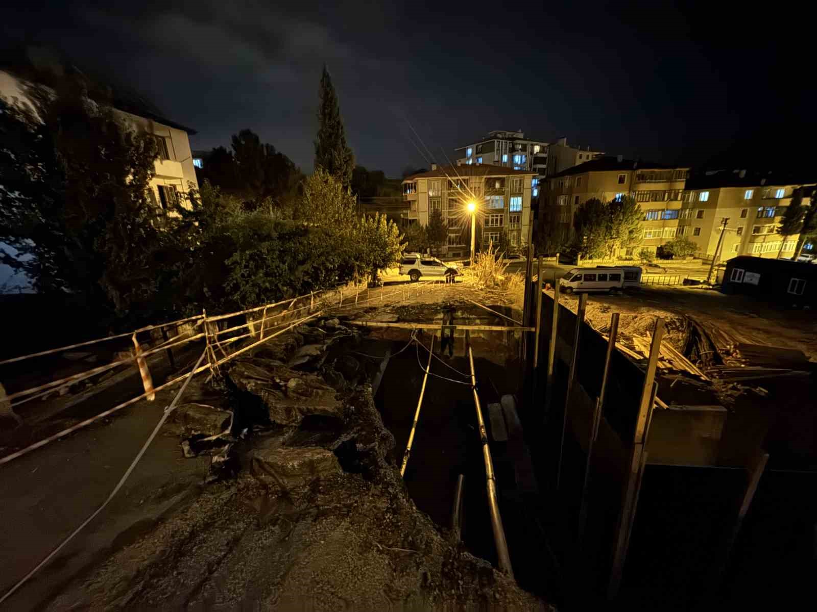 İnşaat sahasının yanındaki yolun bir kısmı &ccedil;&ouml;kt&uuml;
