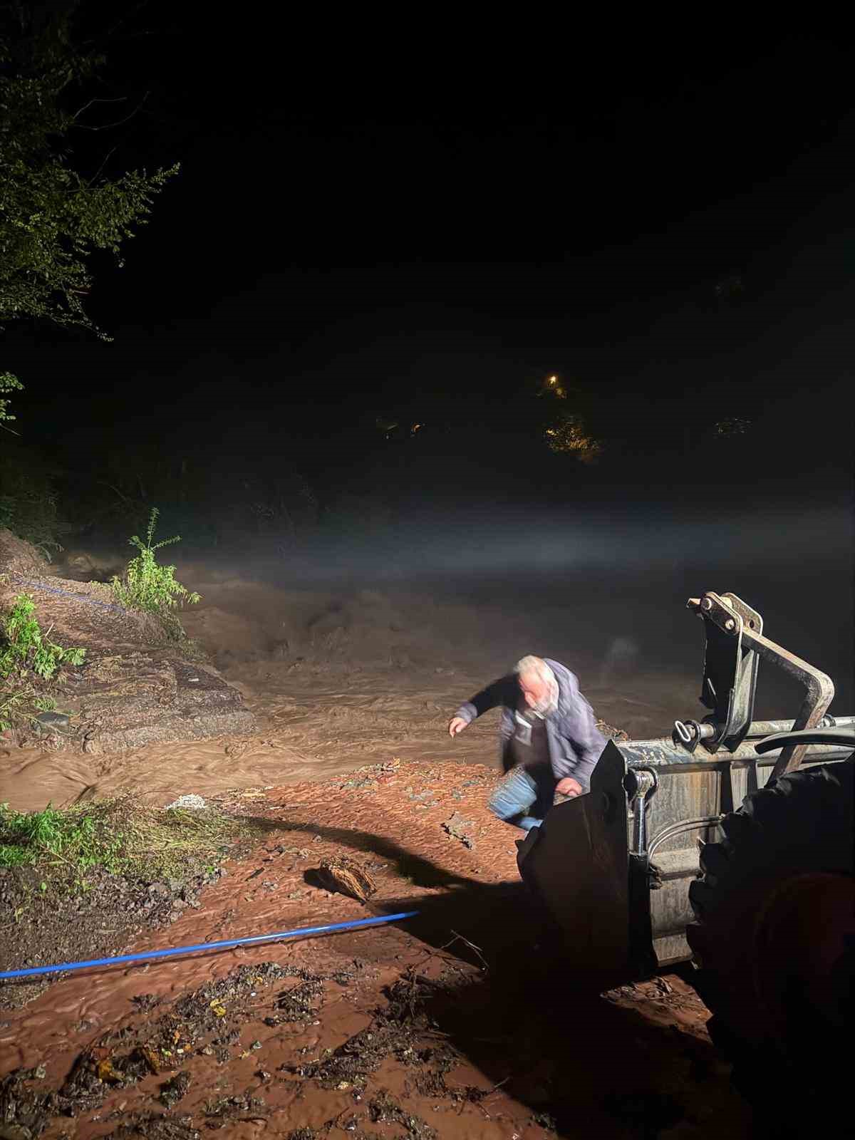 Rizede şiddetli yağış sel ve su baskınlarına neden oldu
