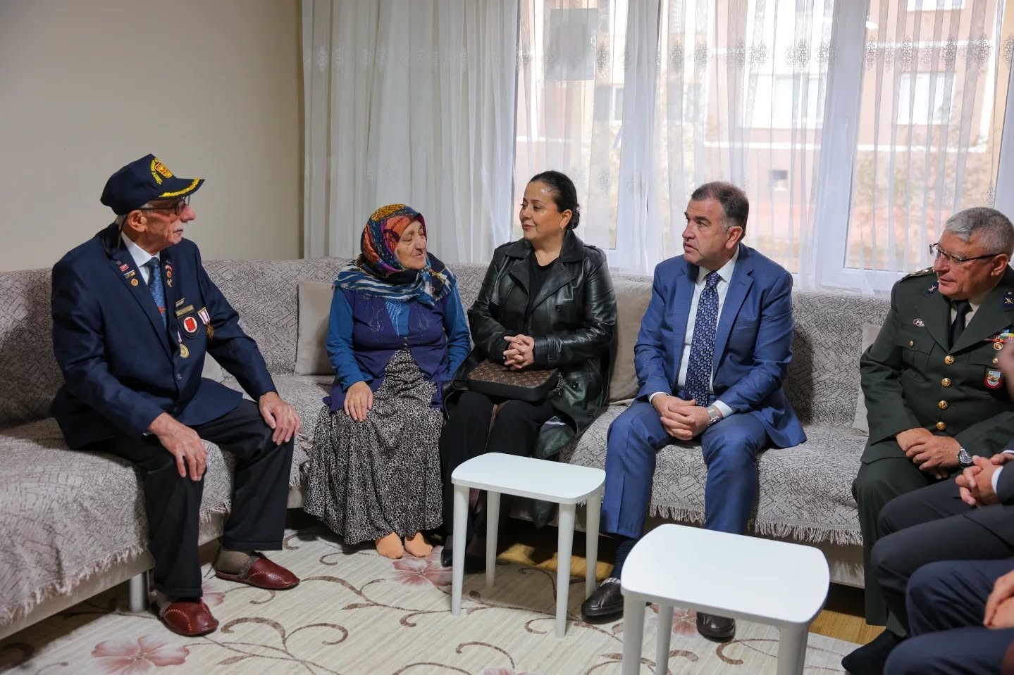 Vali Eldivan Kıbrıs gazisi ve şehit ailesiyle bir araya geldi