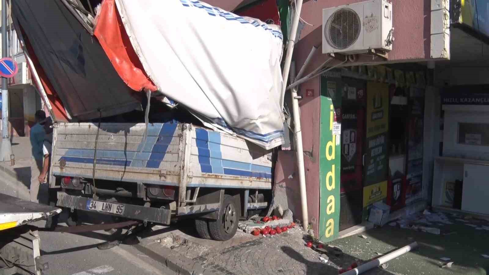 &Uuml;sk&uuml;dar&rsquo;da kamyonet ganyan bayisine girdi
