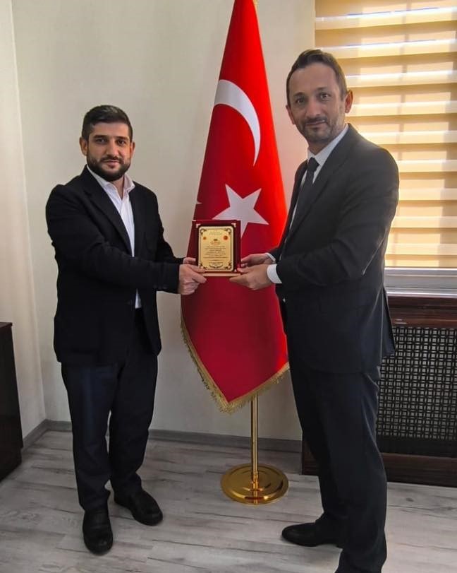 Başarılı hocalara teşekk&uuml;r plaketi
