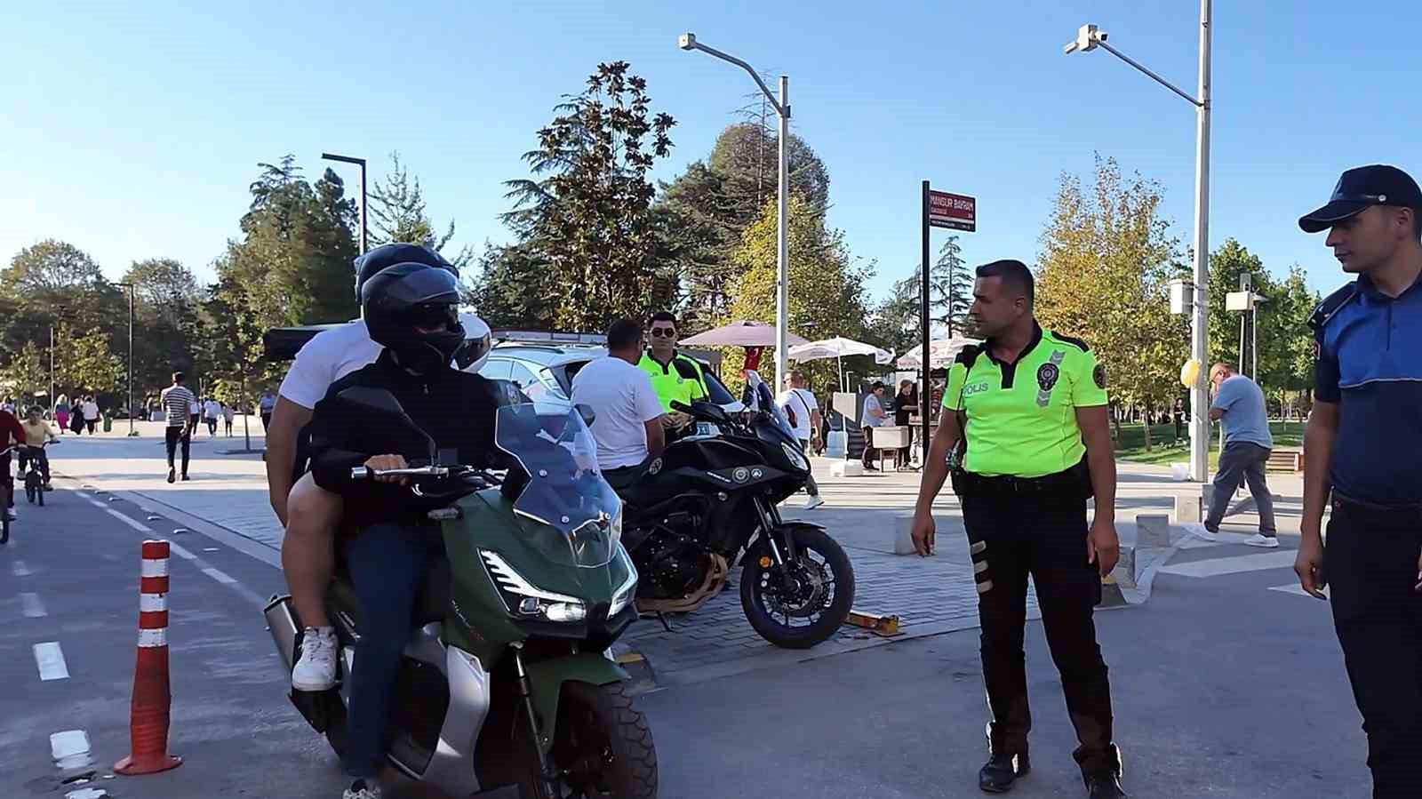 Motosiklet s&uuml;rerken bir eliyle baklava taşımaya &ccedil;alışan s&uuml;r&uuml;c&uuml;s&uuml; cezaya itiraz edemedi
