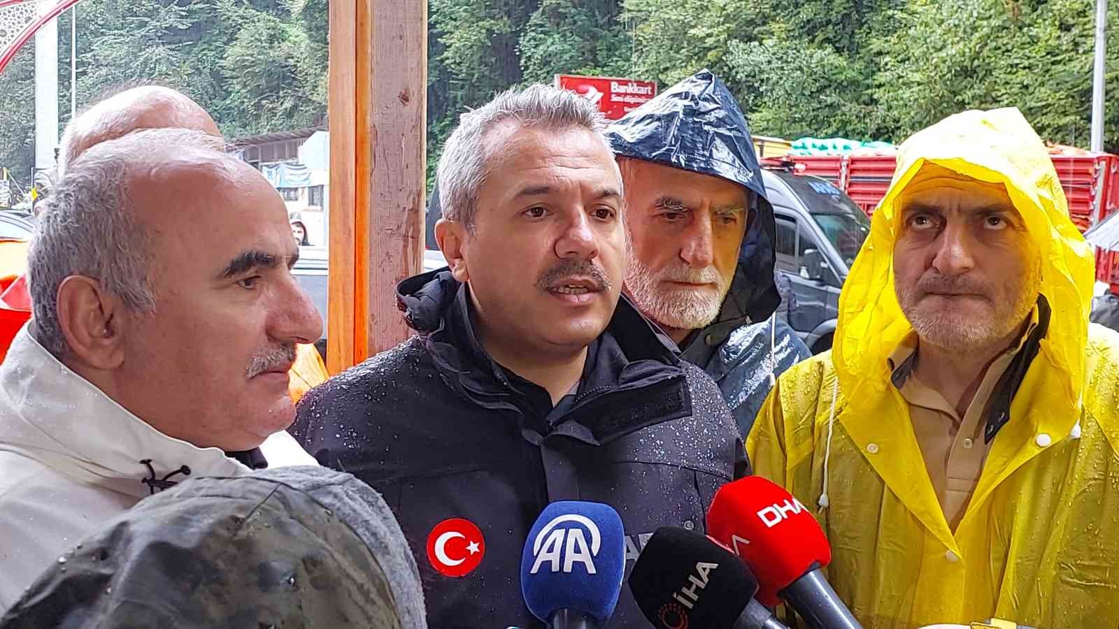 Rize Valisi Selim Baydaş: "Yer yer 150-175 kilogram yağış aldık; bazı yerlerde 200 kilogram yağış oldu"
