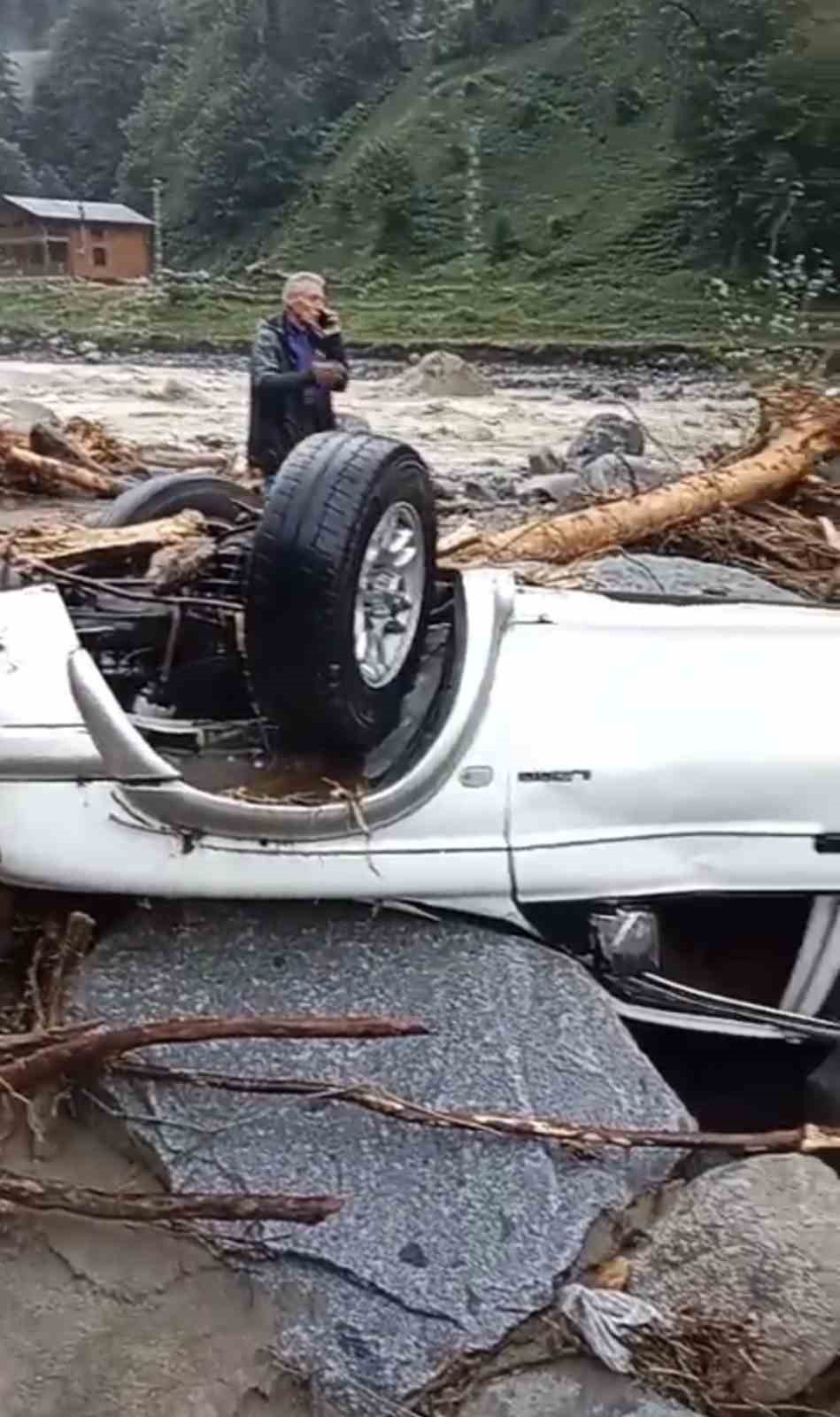 Rize’de 2 araç sel sularına kapıldı
